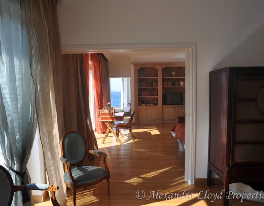 Waters edge property in Les Parcs de Saint Tropez 4