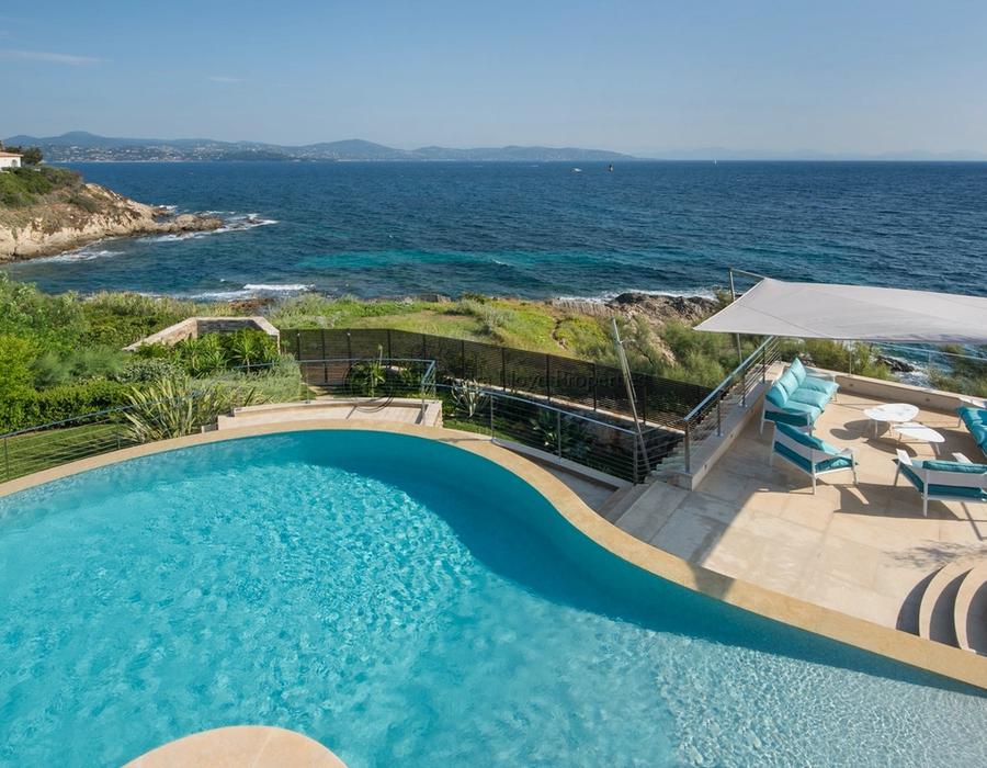 Splendid waters edge property in Les Parcs de Saint Tropez 1