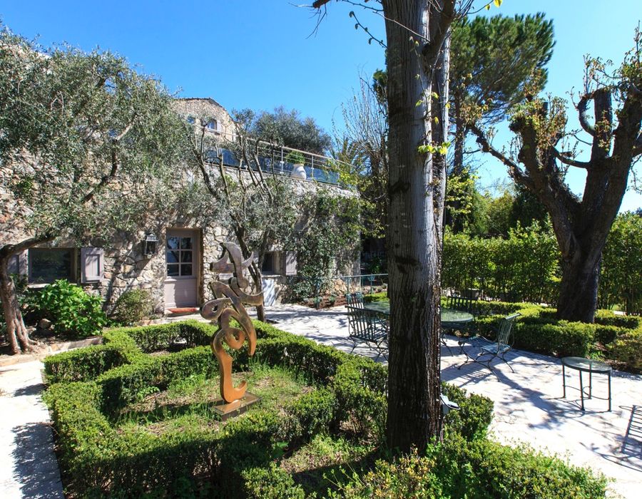 Located in the heart of Mougins village, a wonderful, fully refurbished mill 5