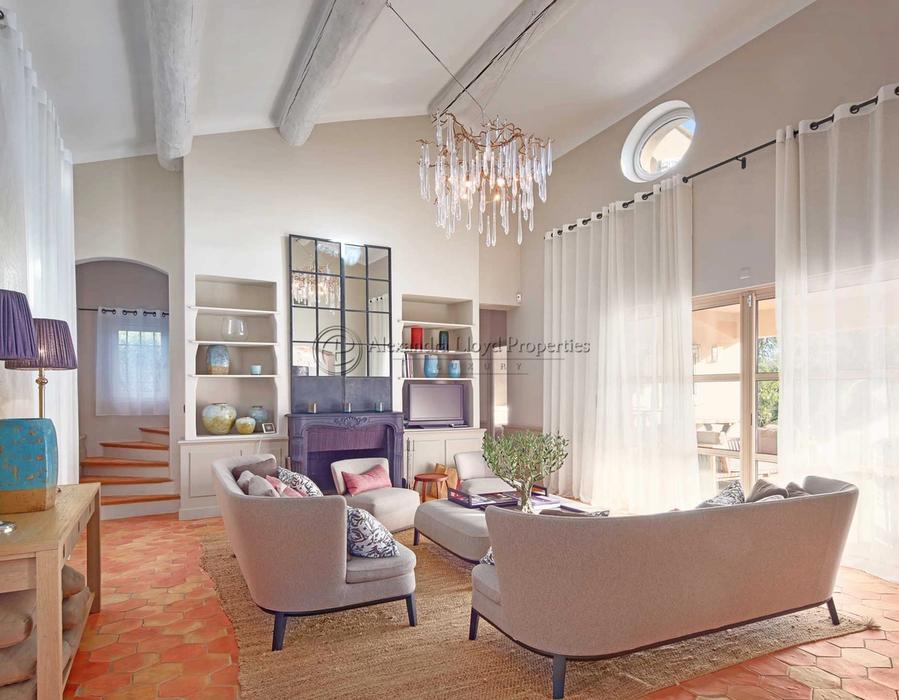 A stunning newly built Neo Provencal style property in La Moutte 4