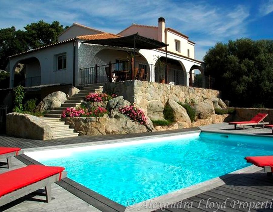 A charming villa, short distance from the beaches in Porto Vecchio 1