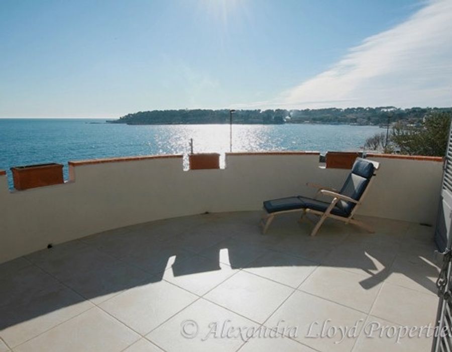 A lovely 1930s villa located on the Cap d'Antibes with lovely sea views 6