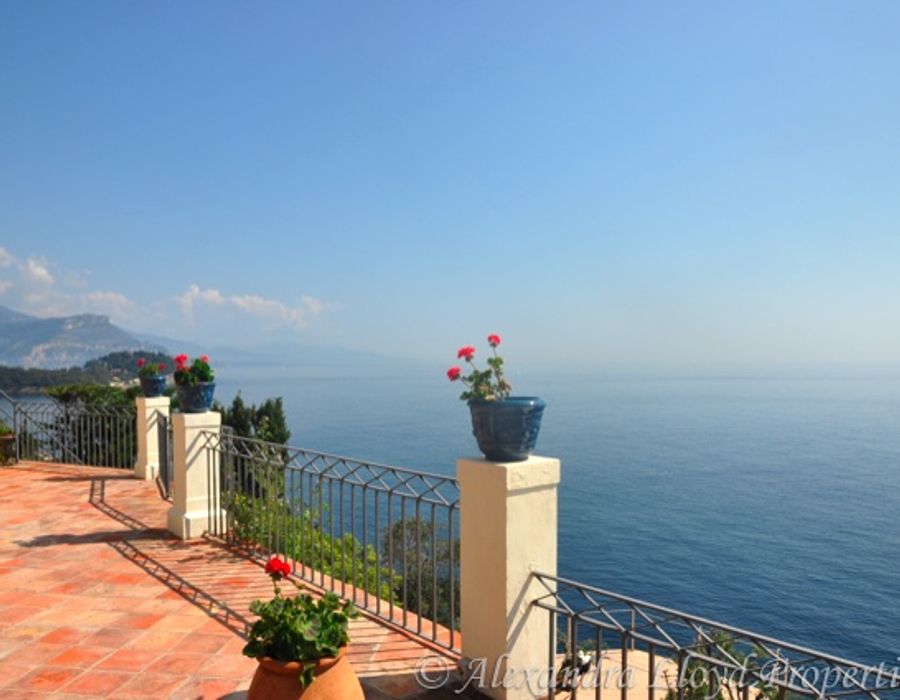 Waters edge property located on the sumptuous Saint Jean Cap Ferrat 5