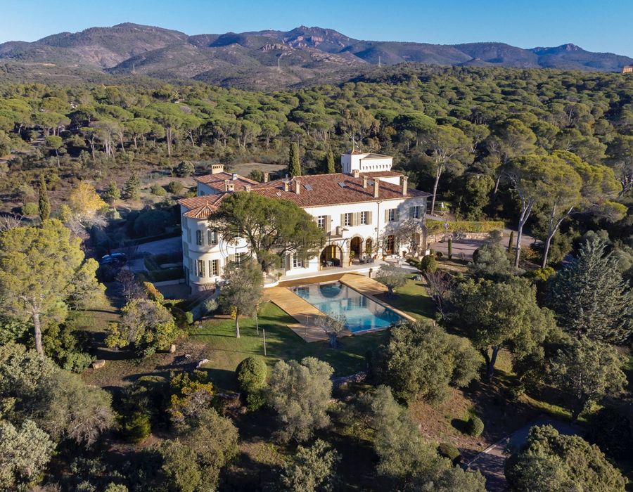 A fully restored luxurious castle to rent in Valescure, close to Frejus and Saint Raphael 3