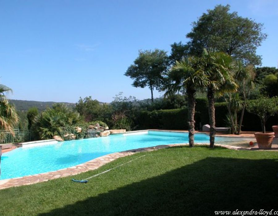 Large private property in wonderful surroundings 1