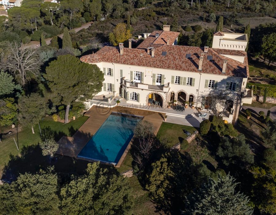 A fully restored luxurious castle to rent in Valescure, close to Frejus and Saint Raphael 6
