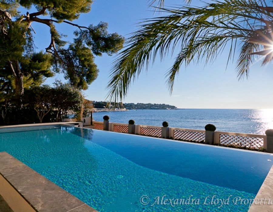 New villa for sale on the Cap d'Antibes 3