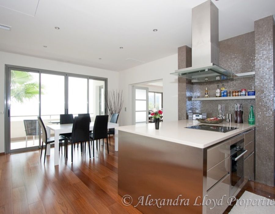 Newly renovated villa located in Eze with great sea views 2