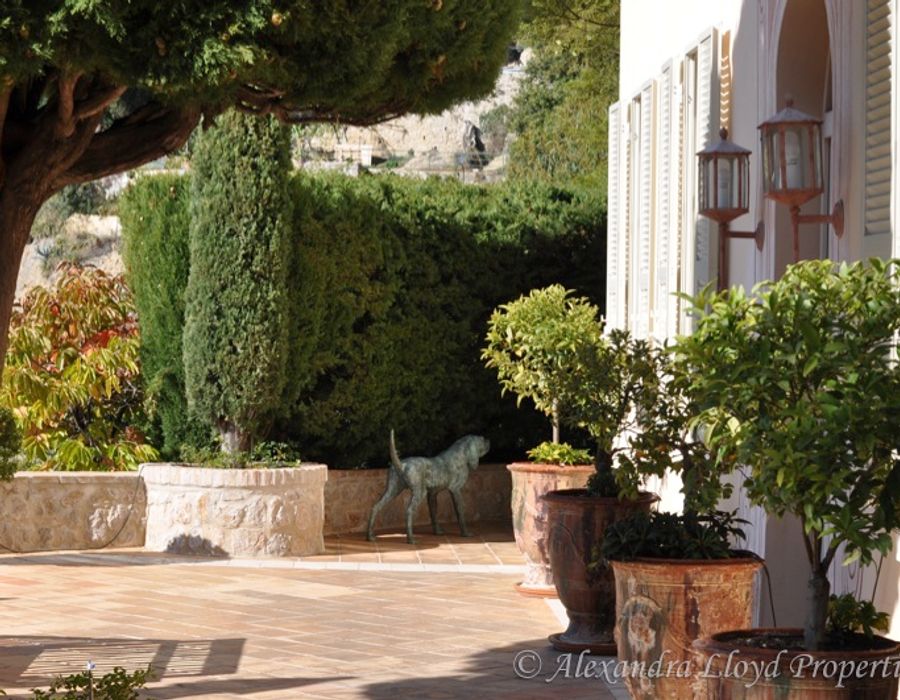 Located in the village of Roquebrune Cap Martin 4
