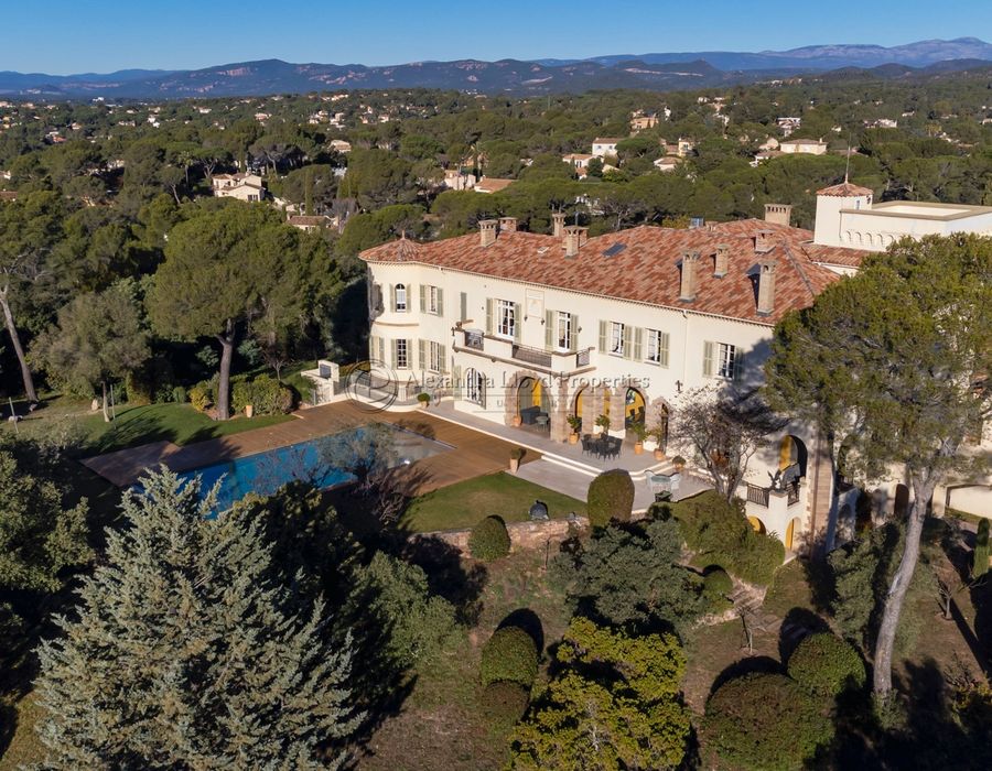 A fully restored luxurious castle to rent in Valescure, close to Frejus and Saint Raphael 5
