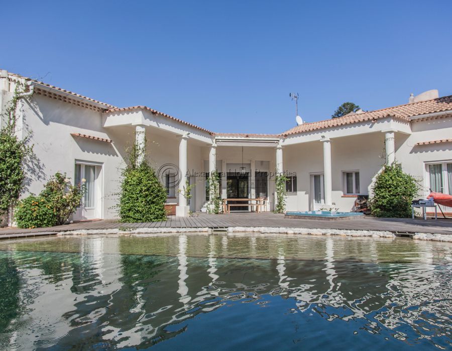 Located opposite Salis beach on the Cap d'Antibes 2