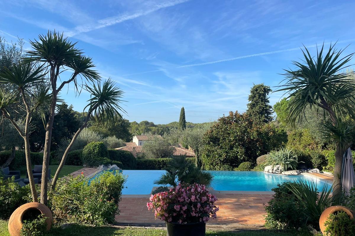 Provençal villa in a private domaine, Valbonne