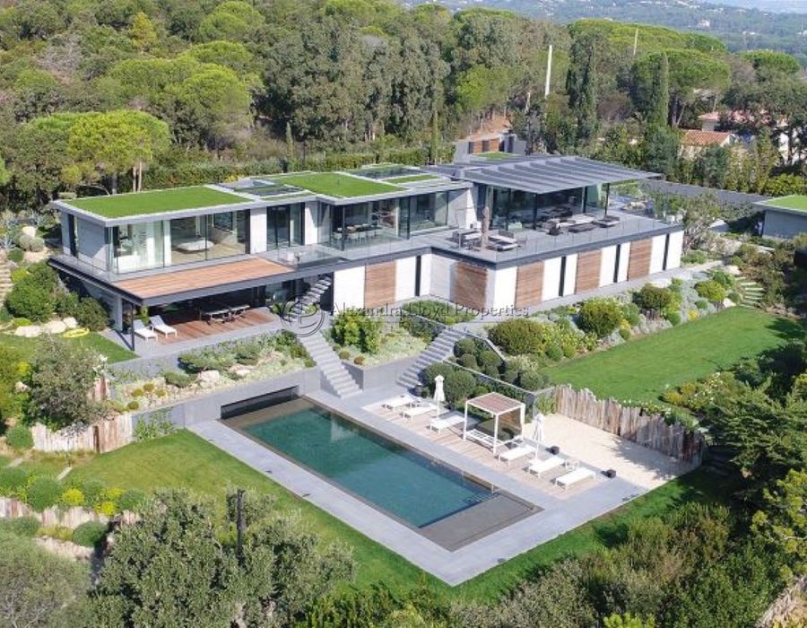Contemporary and luxurious villa overlooking Pampelonne Beach 1