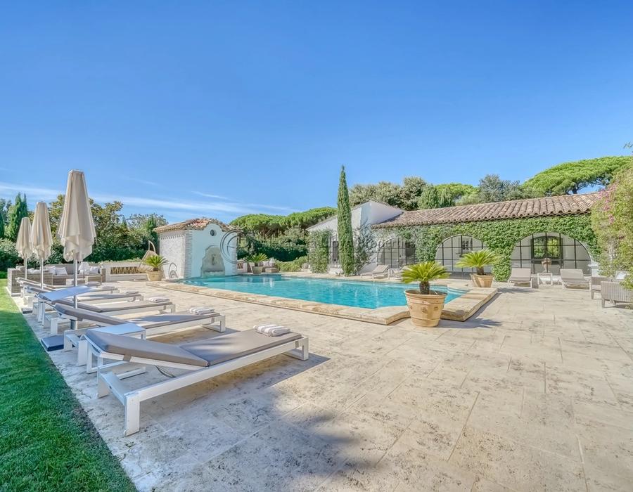Exceptional property! A seven bedroom villa for rent in Les Parcs de Saint Tropez  3