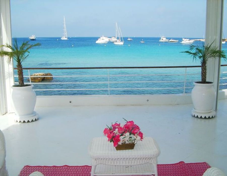 A true beach front villa on the prestigious Cap d'Antibes 6