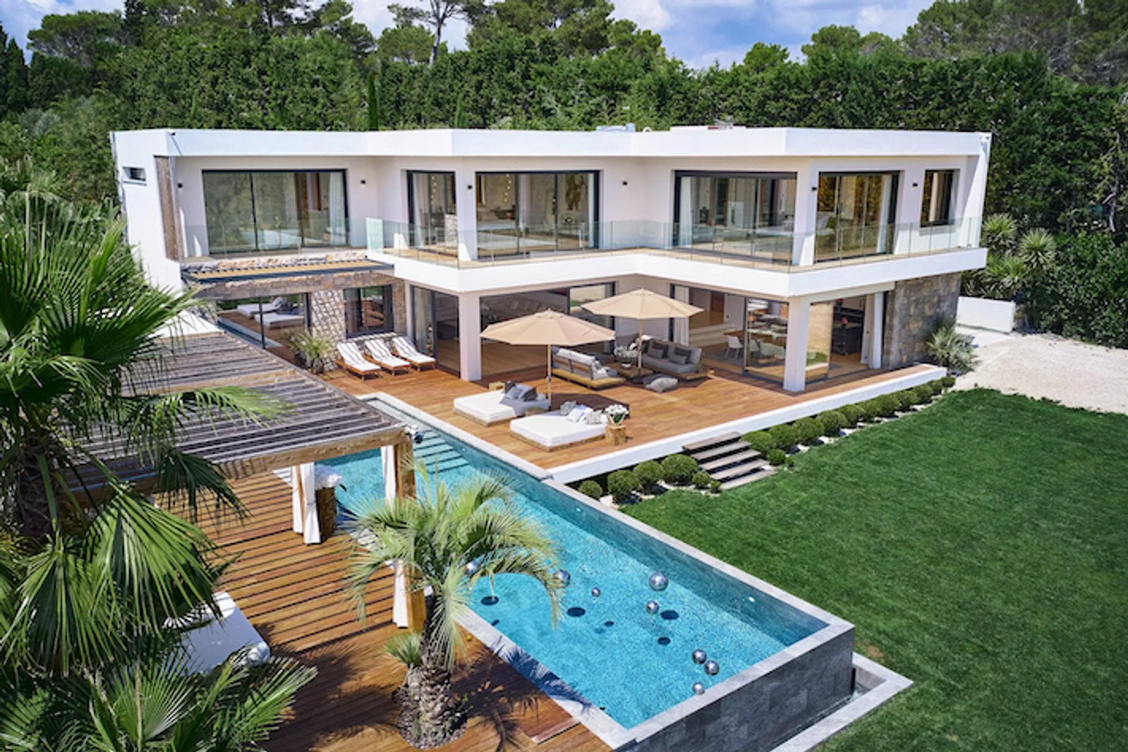 A fabulous contemporary villa for rent and sale in Mougins