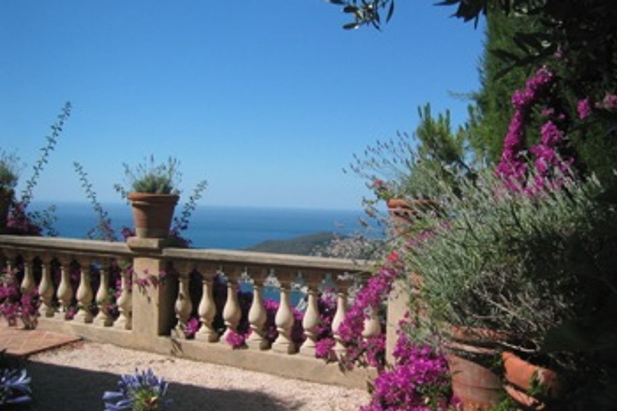 Located on the Villefranche hill with wonderful views over the Cap Ferrat