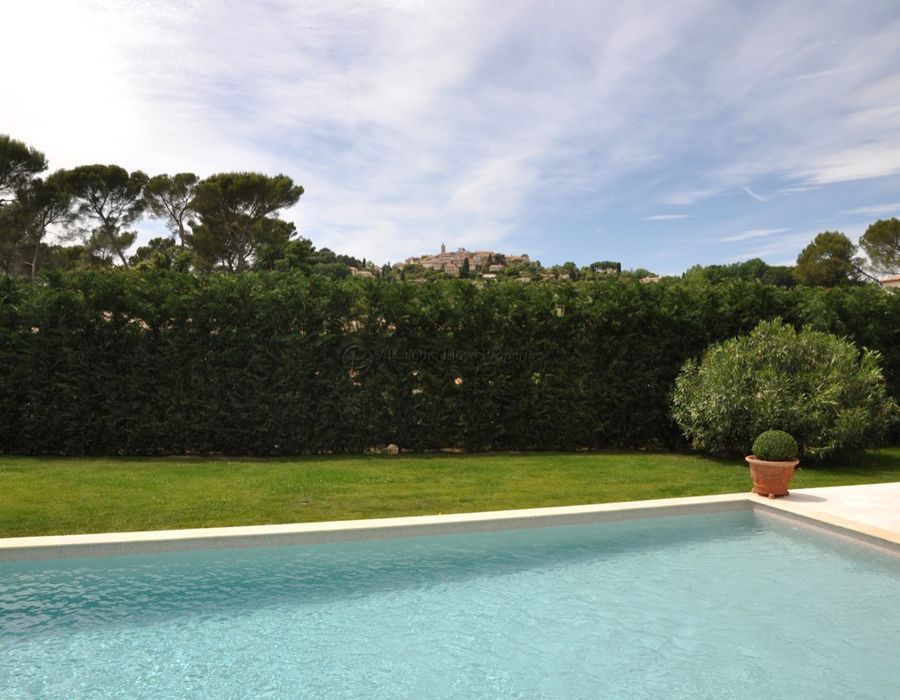 Overlooking Mougins village in a small secure domain 6