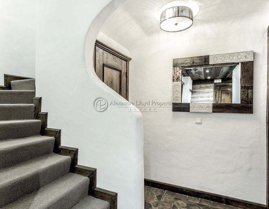 Courchevel 1850 - great location - 8 bedroom chalet with sauna 3