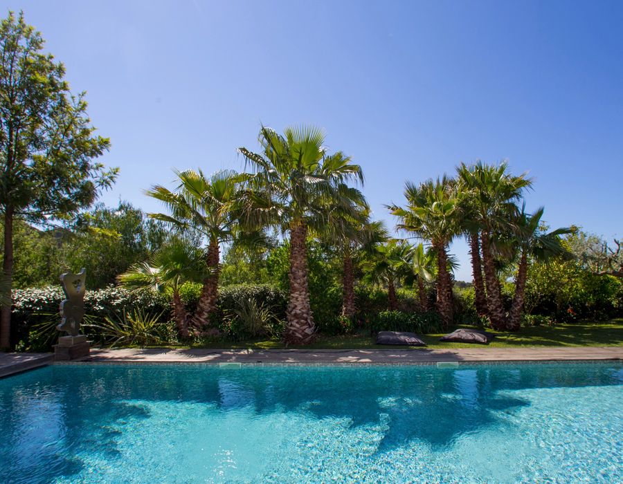 A contemporary villa located in the Domaine de la Vallée, Gigaro 4