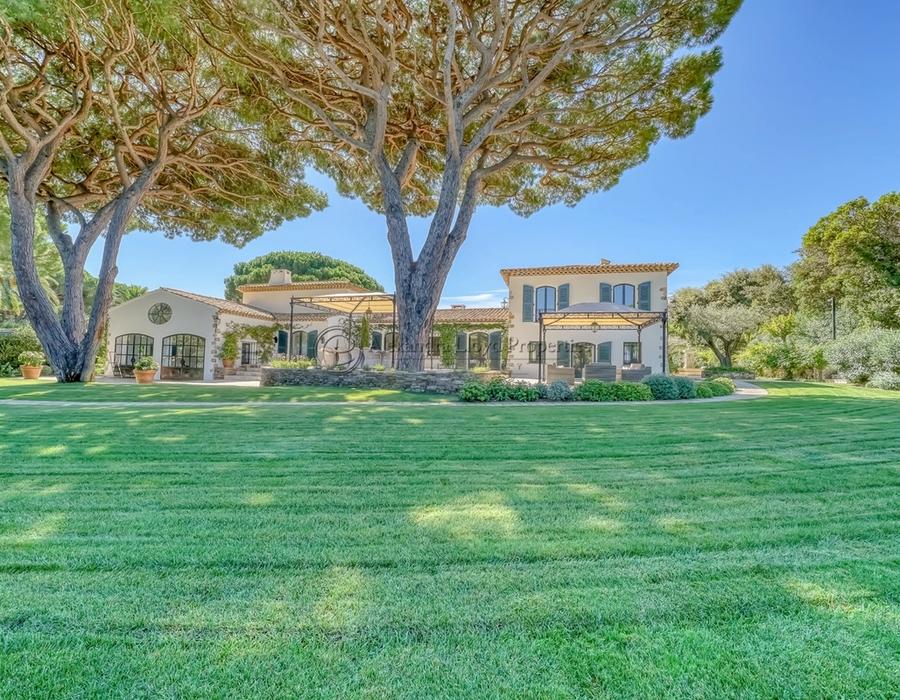Exceptional property! A seven bedroom villa for rent in Les Parcs de Saint Tropez  1