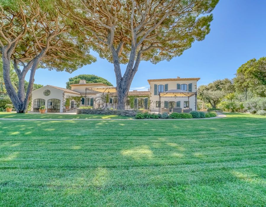 Exceptional property! A seven bedroom villa for rent in Les Parcs de Saint Tropez 1