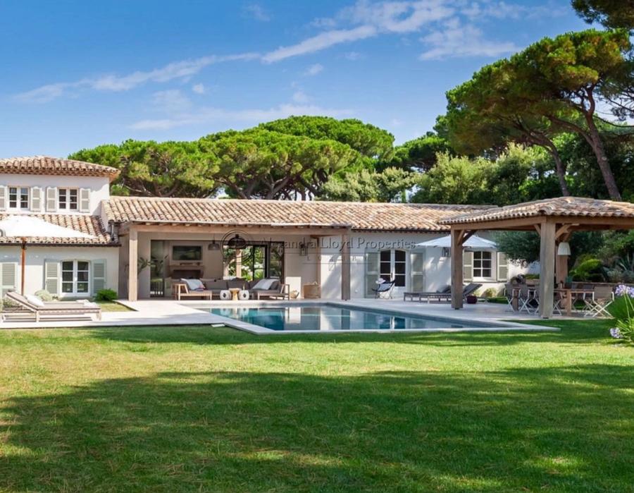 Elegant 5-Bedroom Villa with Stunning Interior Available for Rent in Les Parcs de Saint-Tropez 3