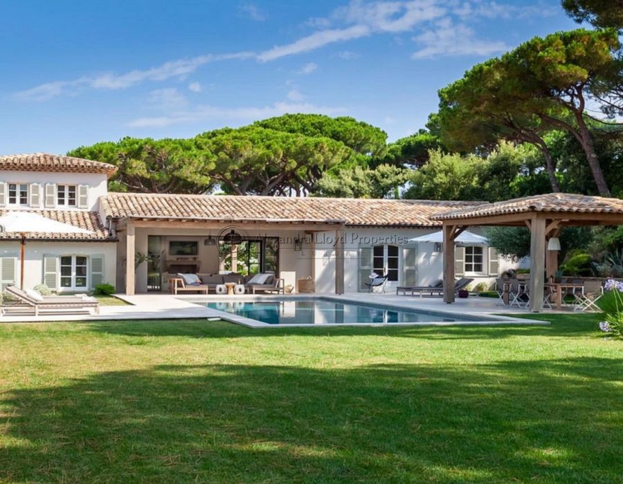 Elegant 5-Bedroom Villa with Stunning Interior Available for Rent in Les Parcs de Saint-Tropez 3