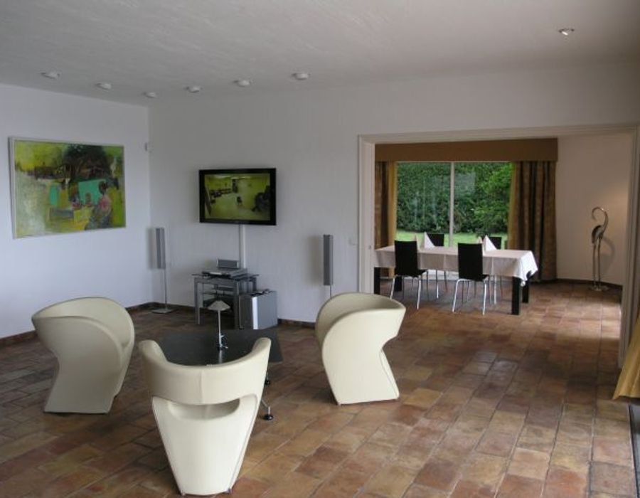 Luxurious villa in the prestigious Super Cannes with 180° sea views 2