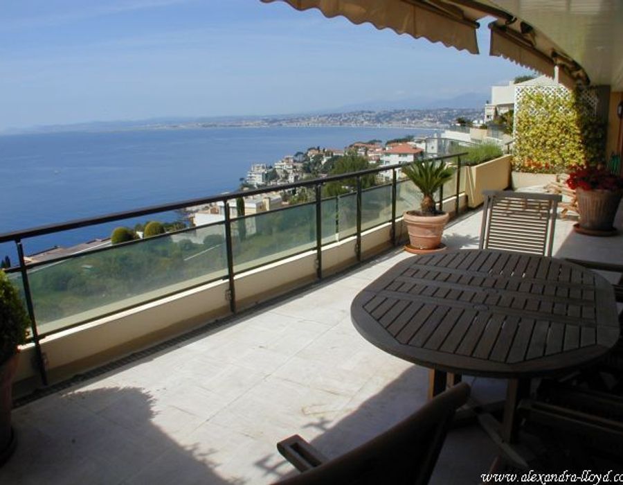 An ideal holiday home on the Cap d'Antibes. 4