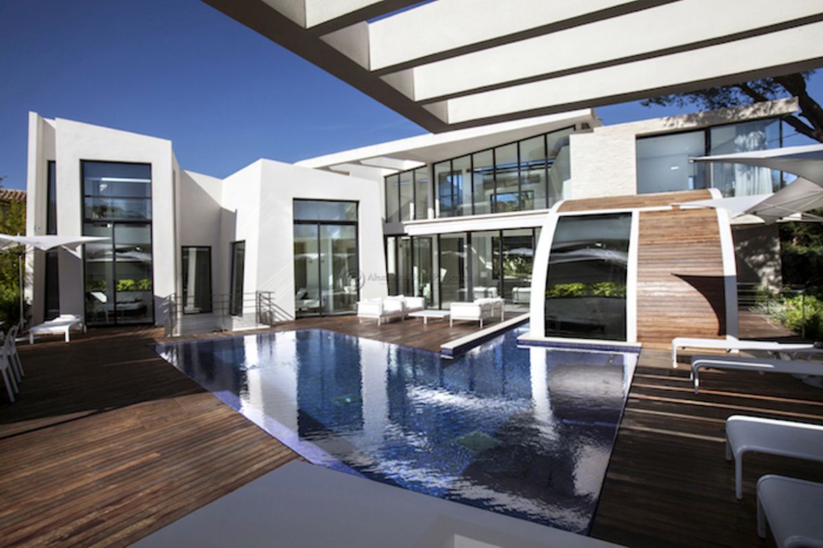 An ultra contemporary property a stones throw away from Club 55, Saint Tropez