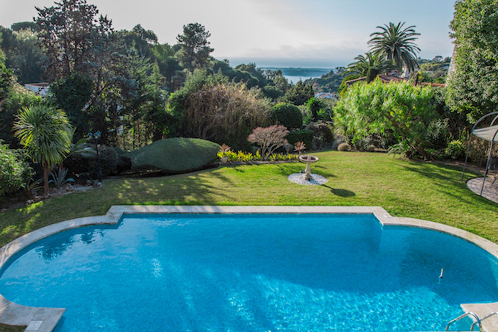 A perfect location, wonderful views and a beautiful house in Super Cannes