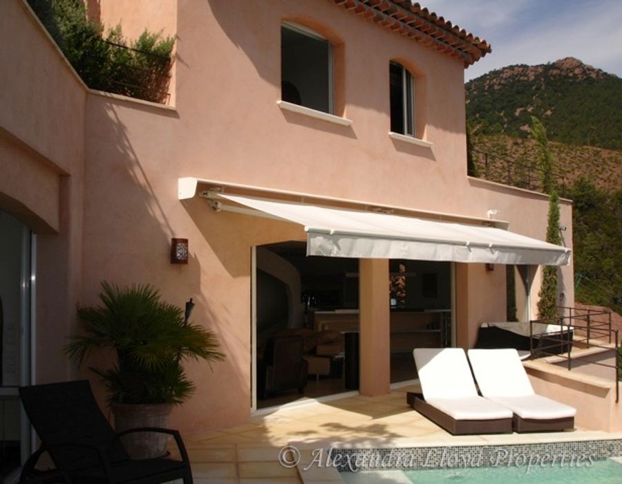 Located in the hills of Le Trayas, overlooking the Port de la Figueret 1