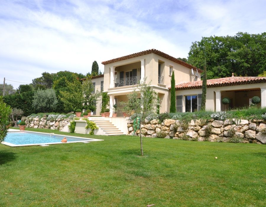 Overlooking Mougins village in a small secure domain 3