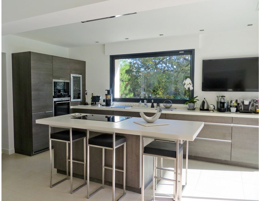 Contemporary villa located in Roquefort les Pins 4