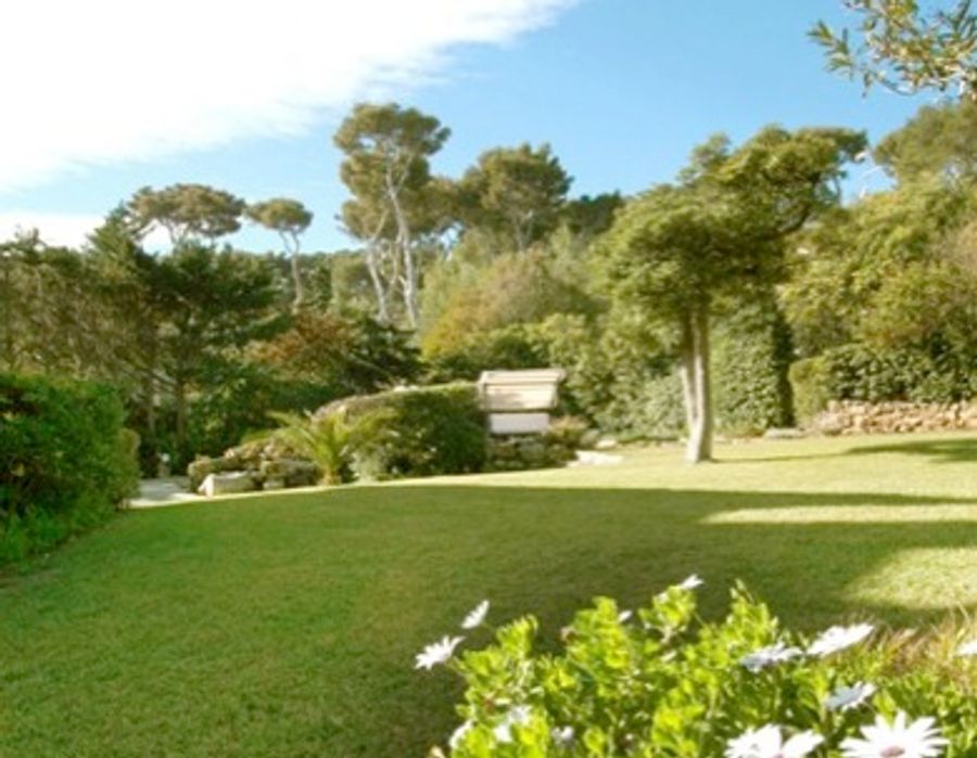 A lovely 1930s villa located on the Cap d'Antibes with lovely sea views 1
