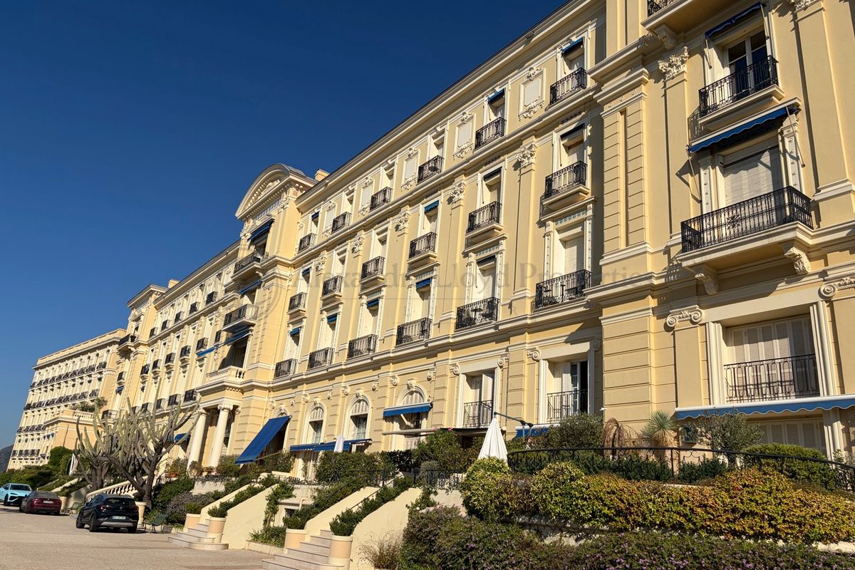 Sea View Apartment on the Top Floor of Eden Palace, Cap d'Ail