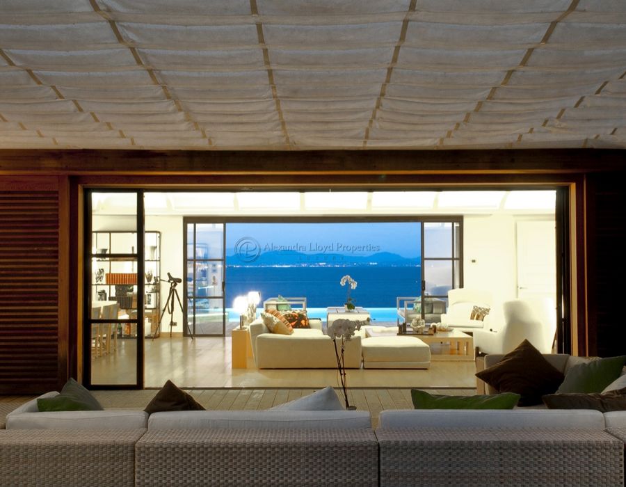 Waters edge property in 'Les Parcs de Saint Tropez' 1