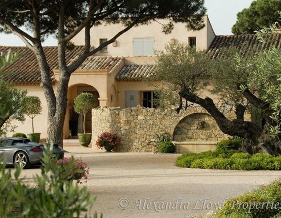 Found in the ideal location between the town centre and St. Tropez's mythical be 4