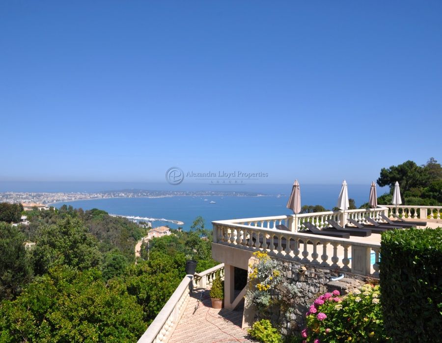 Stunning luxurious villa in the heights of Super Cannes 2