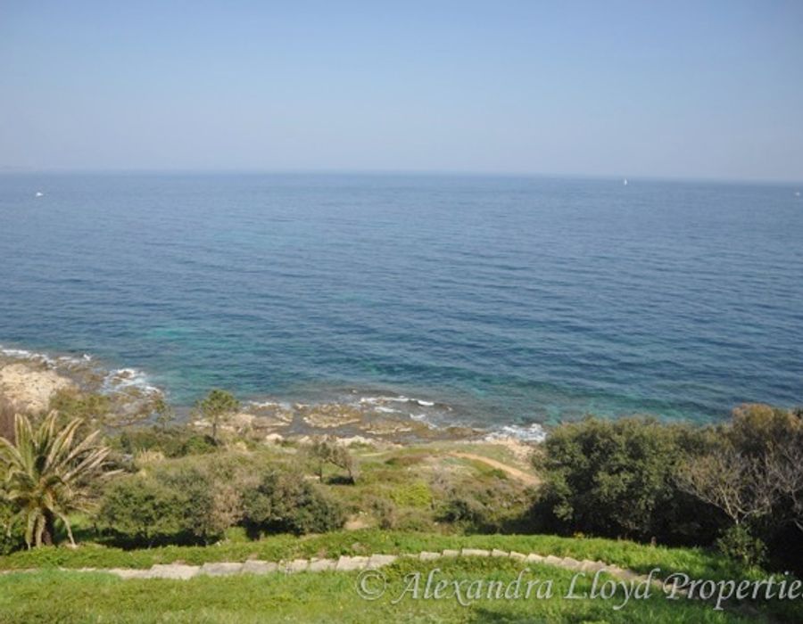 Waters edge property in Les Parcs de Saint Tropez 1