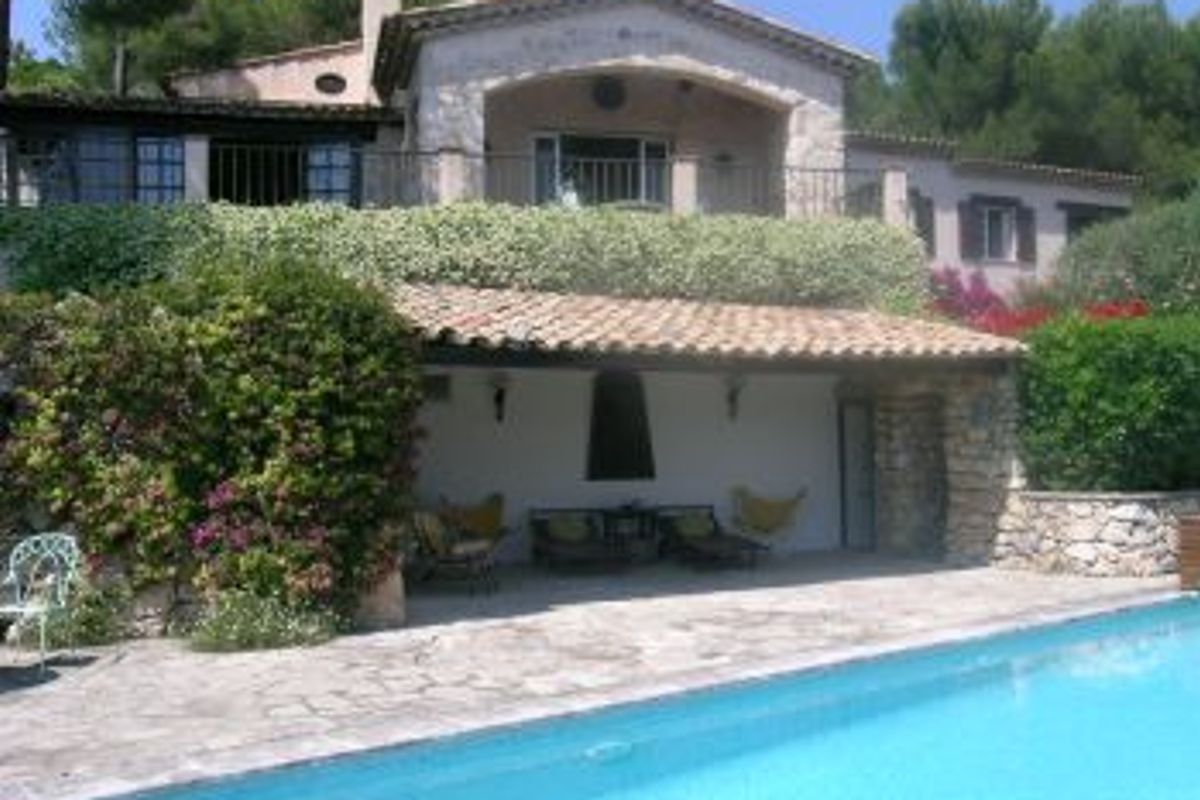 A lovely villa in prestigious private domain