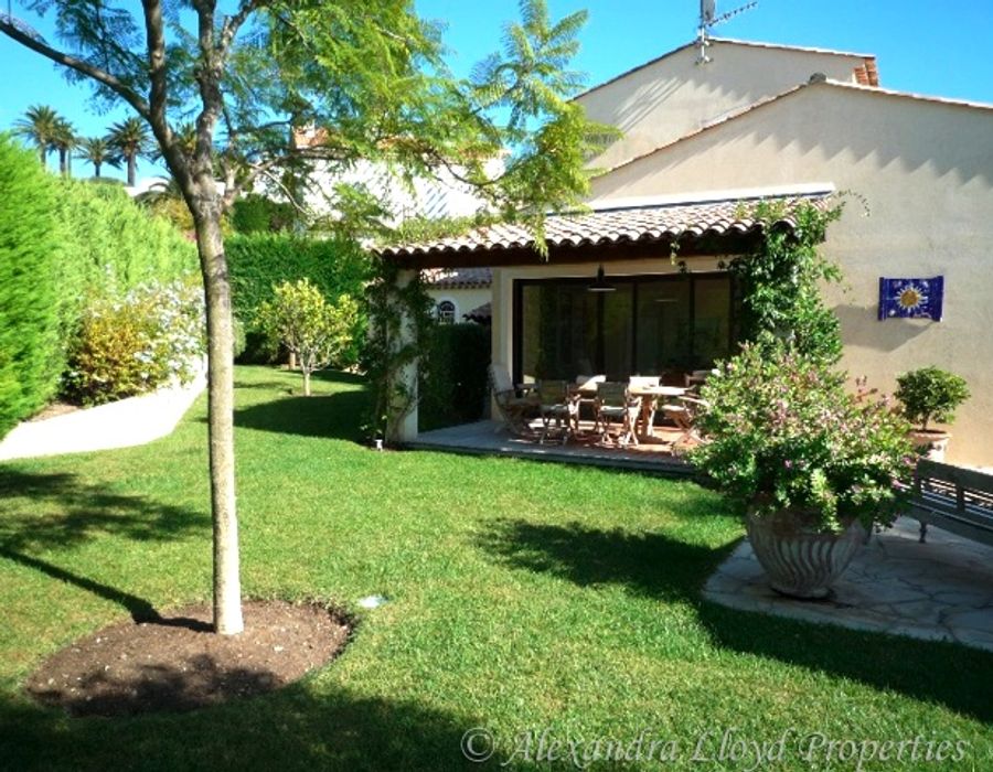 Located on the West side of the Cap d'Antibes, in a private domain. 6