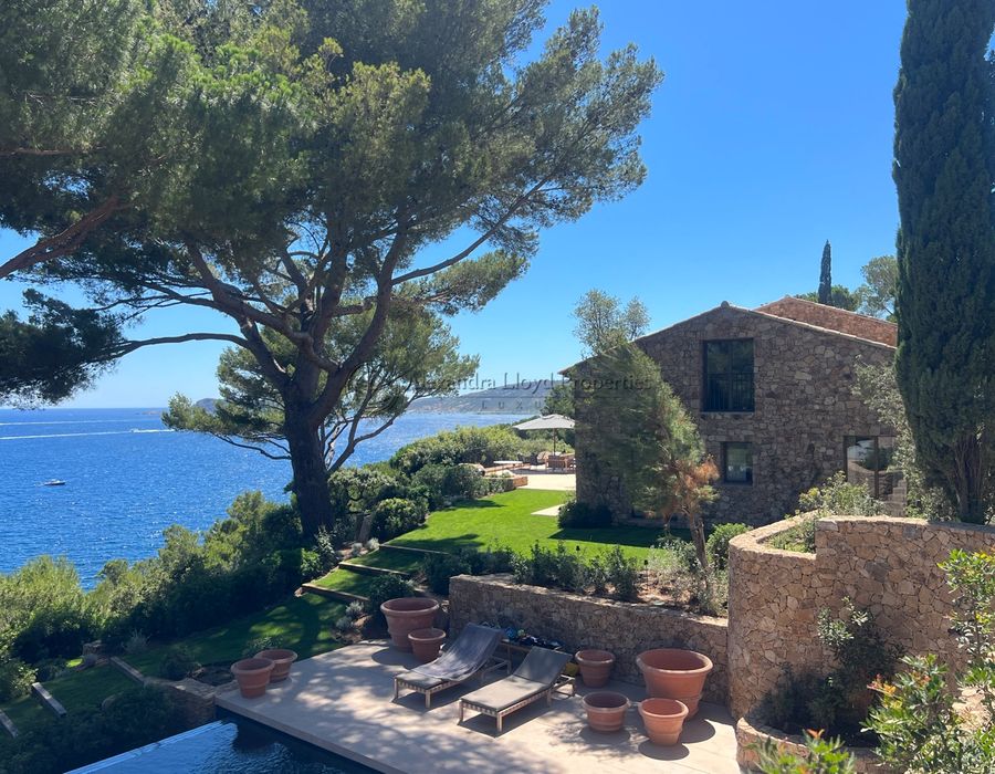 Luxury Waterfront Villa in Ramatuelle with Panoramic Sea Views and Exceptional Design 2