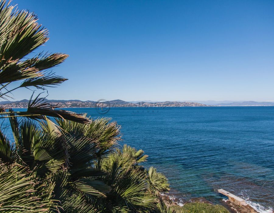 Water front villa with five Bedrooms in Les Parcs de Saint Tropez 2