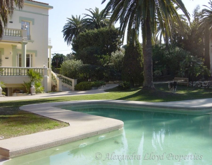 Magnificent villa 650 sqm with swimming pool 2