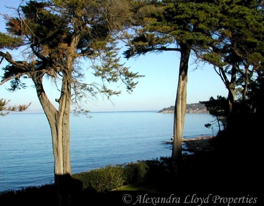Water's edge property - Saint Tropez. 1