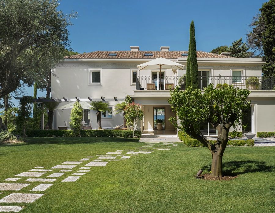 A five star location and a five star ultra luxury villa located on the water front in Saint Jean Cap Ferrat 5