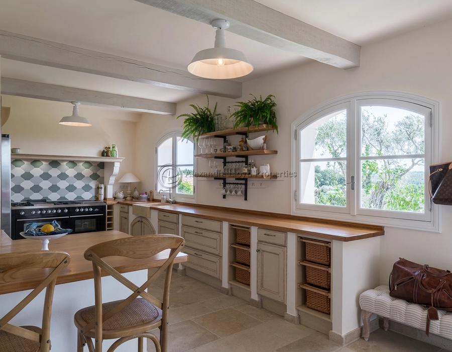 A wonderful family home in Mougins, with views over the sea and village 3