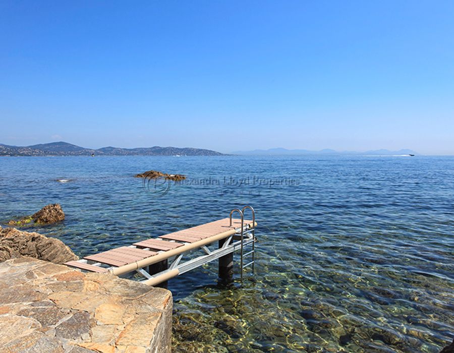 Pieds dans l'eau dans Les Parcs de Saint Tropez 2